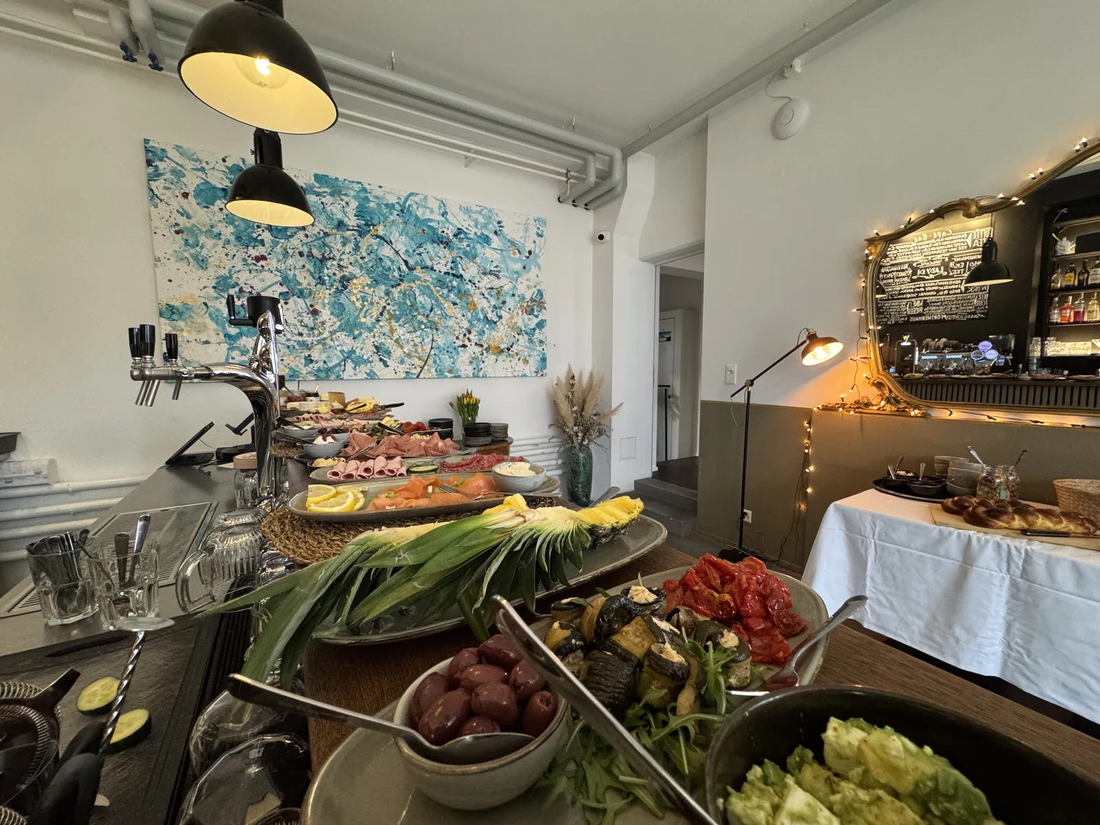 Atelier im Erdgeschoss, eingedeckt mit Apéro-Buffet