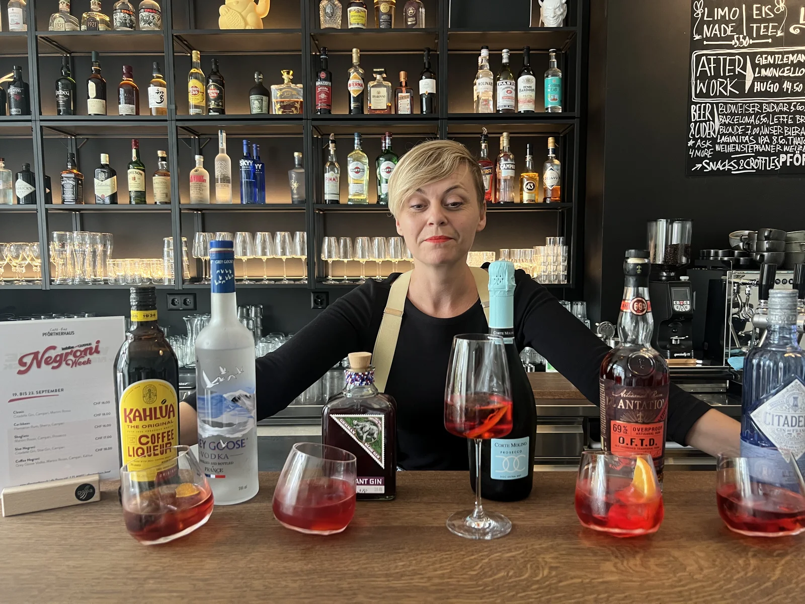 Hinter der Bar im Pförtnerhaus: die Crew richtet Negronis an