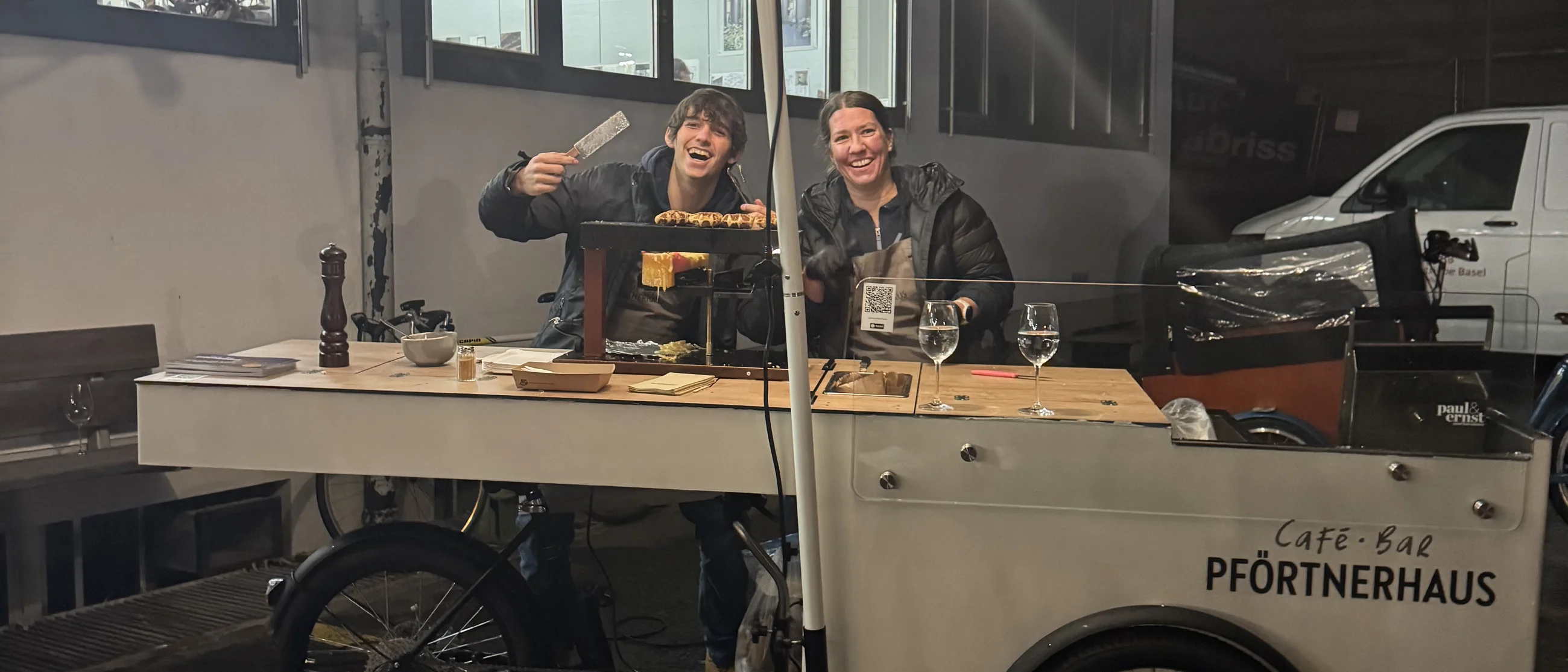 Croffle Bike im Abend-Einsatz: die Crew schabt Gletscherraclette am mobilen Stand