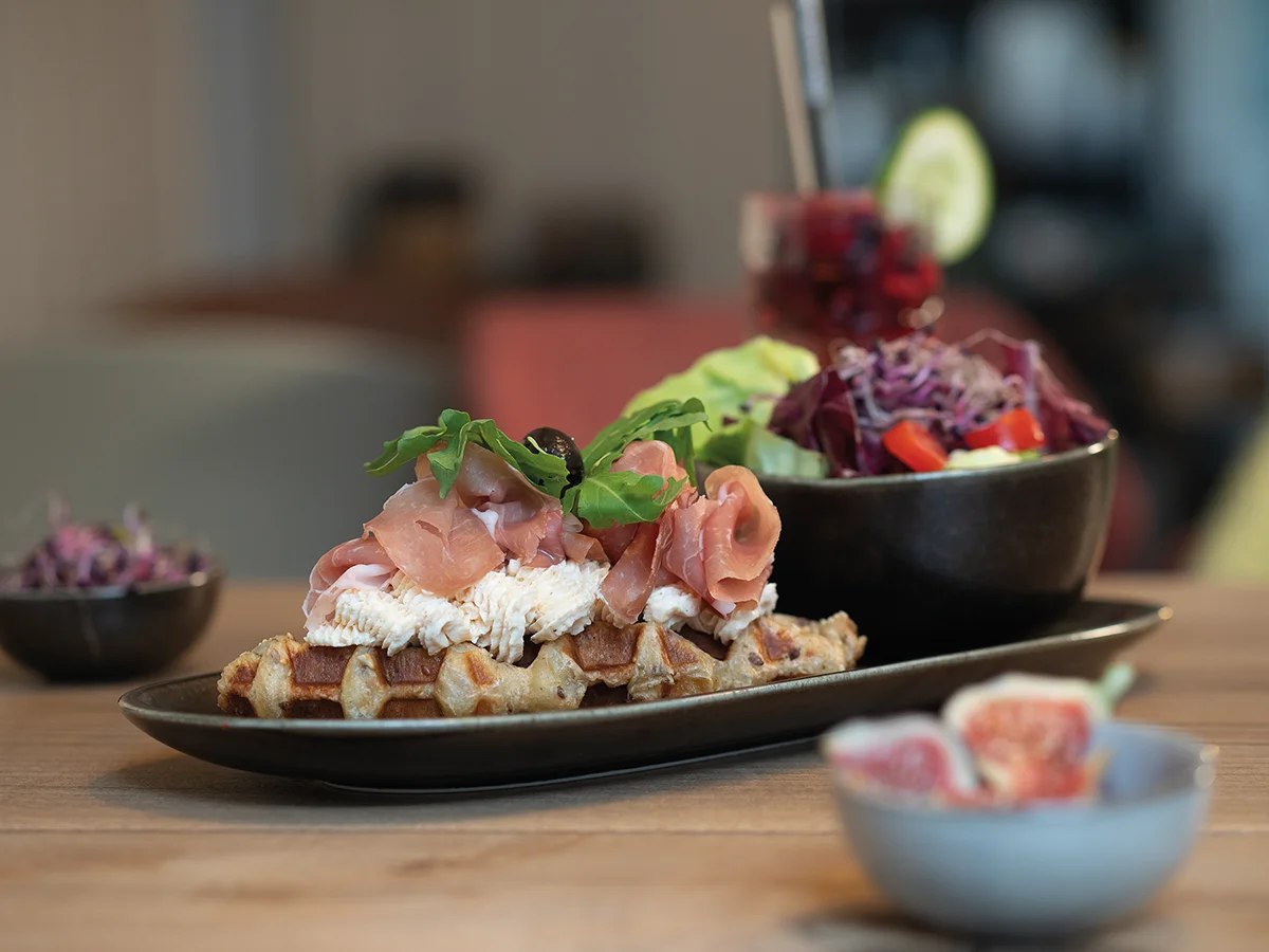 Herzhafter Croffle mit Rohschinken und Frischkäse