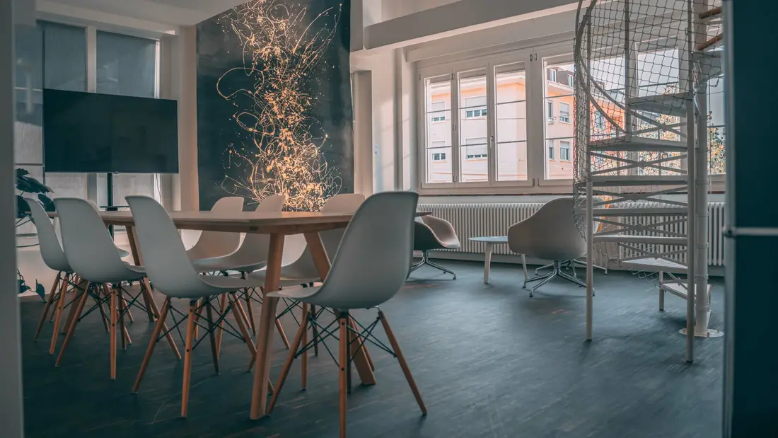 Galerie-Raum im Pförtnerhaus Basel mit Tageslicht