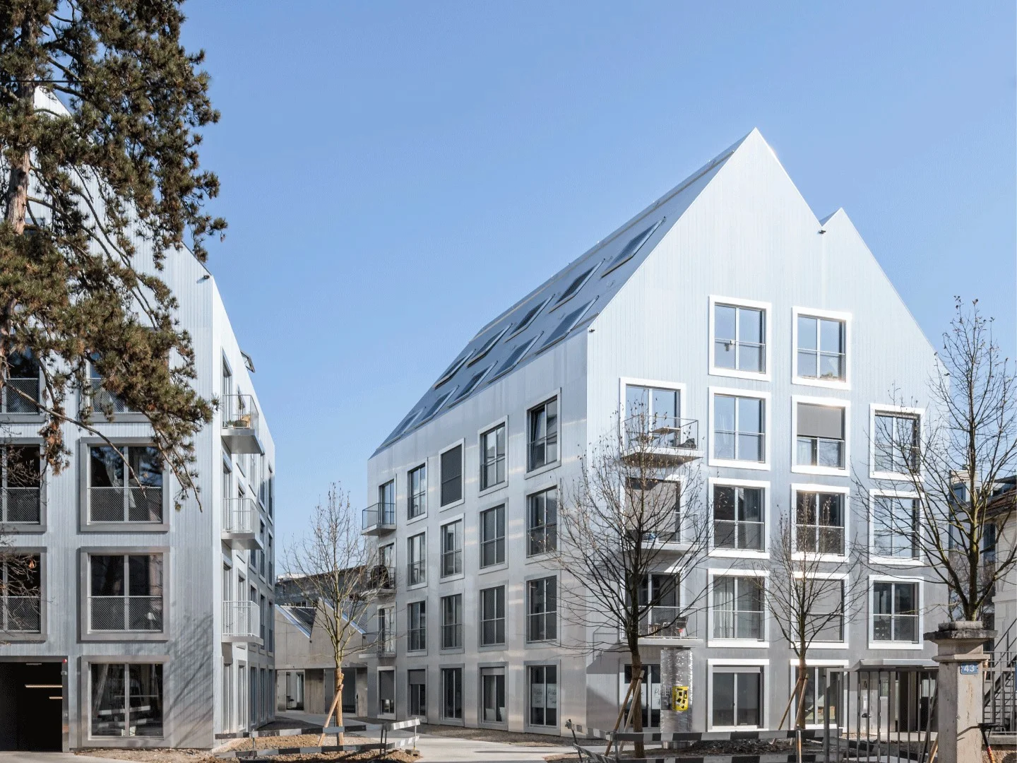Neubauten der Überbauung Living Frames in Basel mit gewellten Aluminiumfassaden