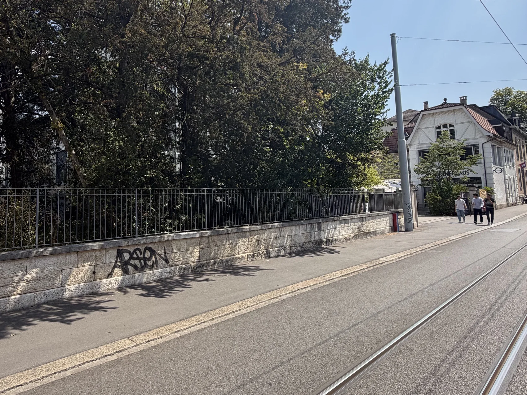 Pförtnerhaus mit der alten Baumgruppe an der Hardstrasse in Basel, von der Strasse aus gesehen