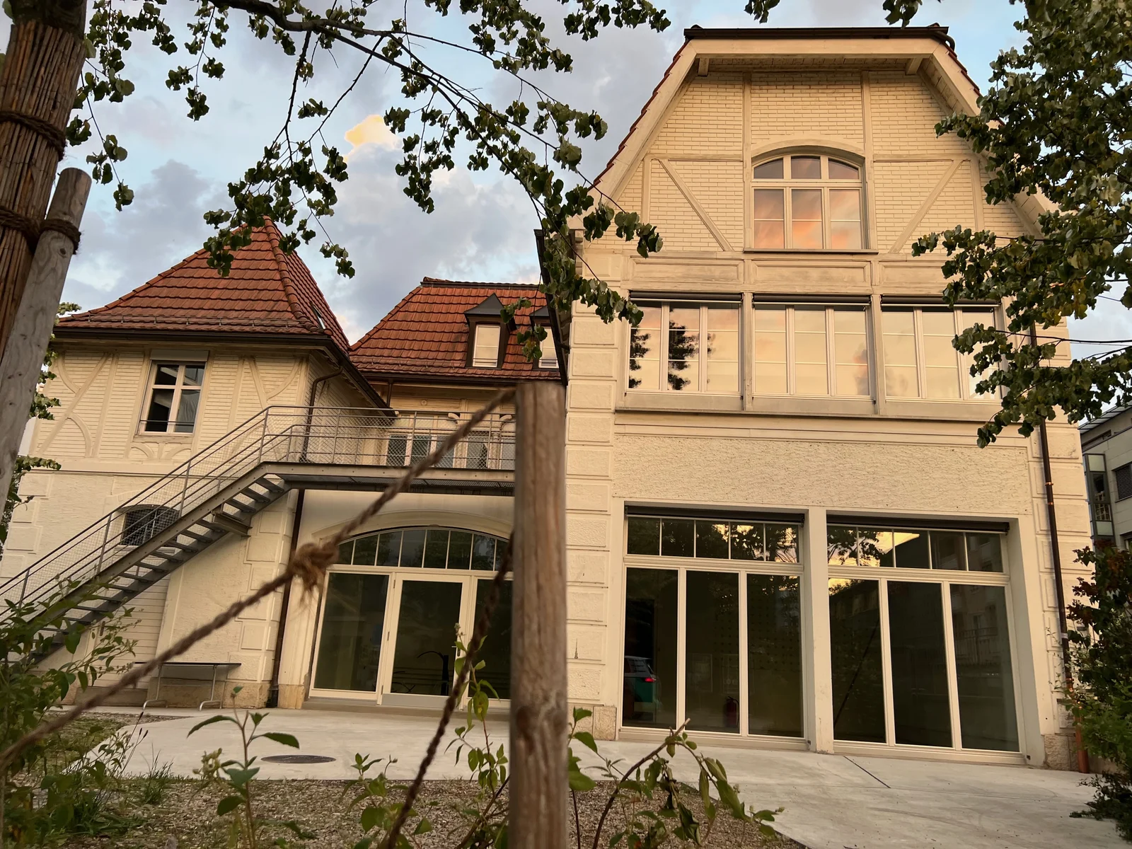 Das Pförtnerhaus nach dem Umbau, frisch renovierte Fassade im Abendlicht