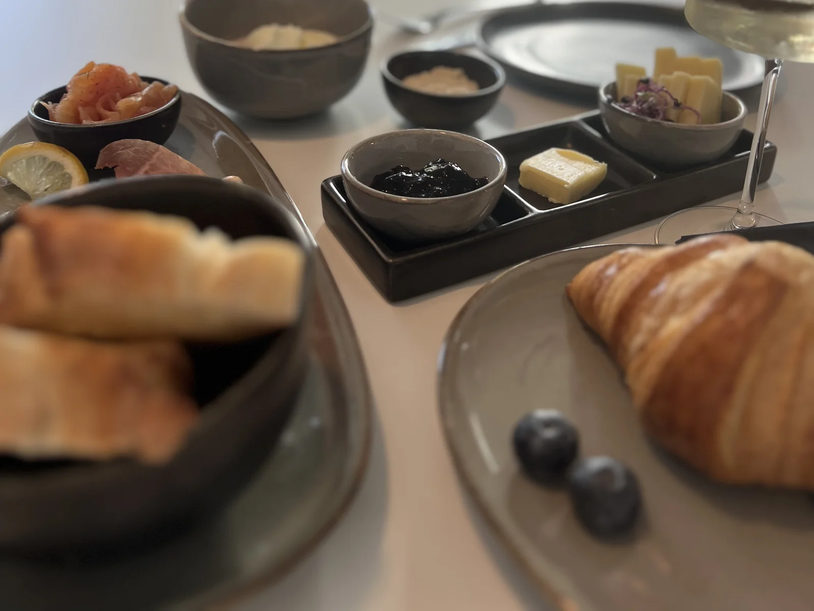 Frühstück am Fenstertisch im Pförtnerhaus: Gipfeli, Butter und Konfitüre